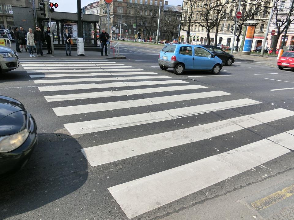RODITELJI, OPREZ! Novi jeziv izazov hara TikTok-om: Rade sklekove na pješačkom prelazu dok je zeleno svjetlo