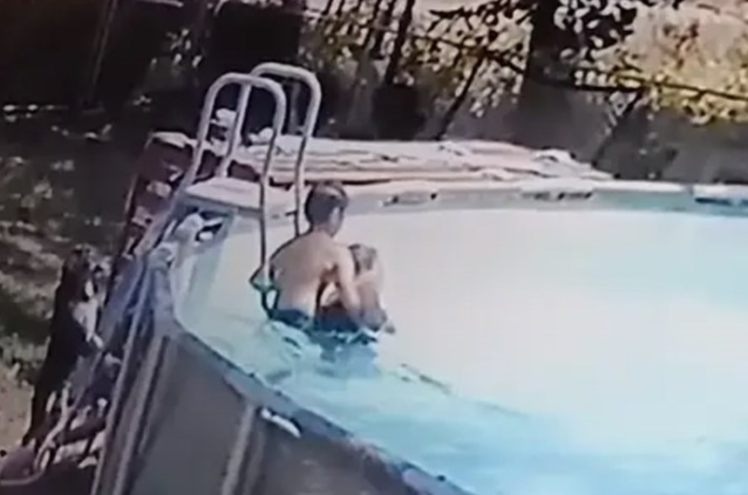 MALI HEROJ NIJE ČASIO ČASA Dječak (10) spasio majci život, ovo nije prvi put (VIDEO)