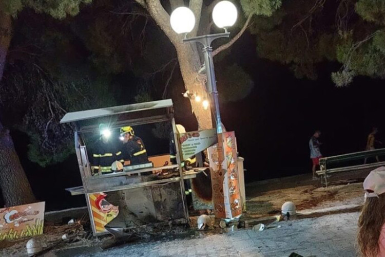 POVRIJEĐENE DVIJE OSOBE Eksplozija na štandu na šetalištu u Tučepima