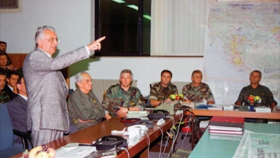 ZLOČINAČKI UMOVI NA OKUPU Fotografija iz pozadine "Oluje": Tuđman nadgleda progon Srba iz Krajine, dajući instrukcije njegovim krvnicima (FOTO)