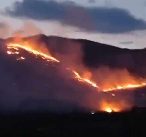 POŽAR U NEUMU I DALJE DIVLJA U opasnosti su dalekovodi, stanovništvo i domovi nisu ugroženi