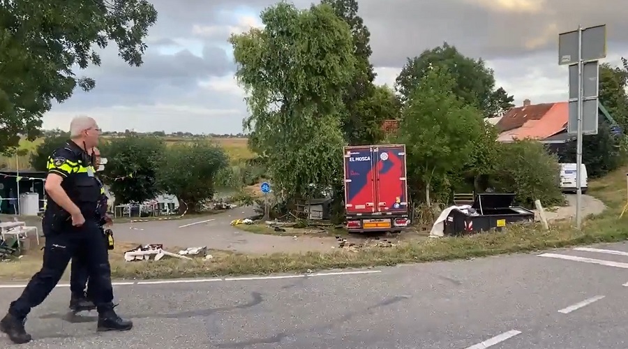 HAOS U HOLANDIJI Kamionom uletio u masu ljudi dok su roštiljali i zabavljali se (VIDEO)