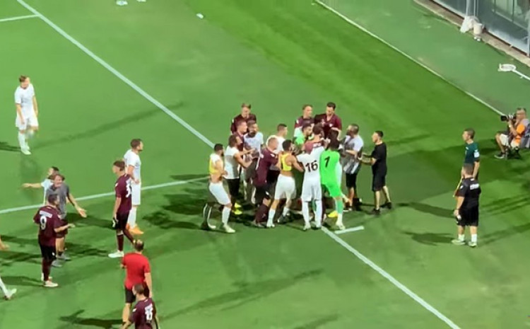 HAOS NA HUMANITARNOJ UTAKMICI Duel obilježila tučnjava i četiri crvena kartona (VIDEO)