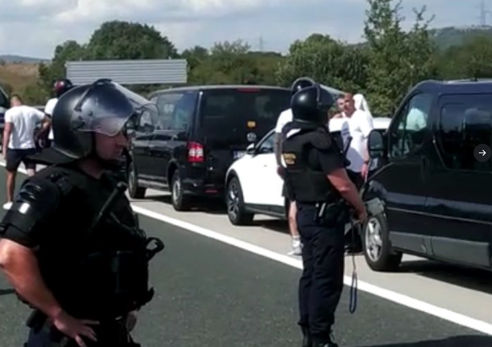 NAVIJAČI HAJDUKA NAPRAVILI HAOS NA AUTO-PUTU Blokirali sve, djevojčica spojena na respirator satima bila u koloni