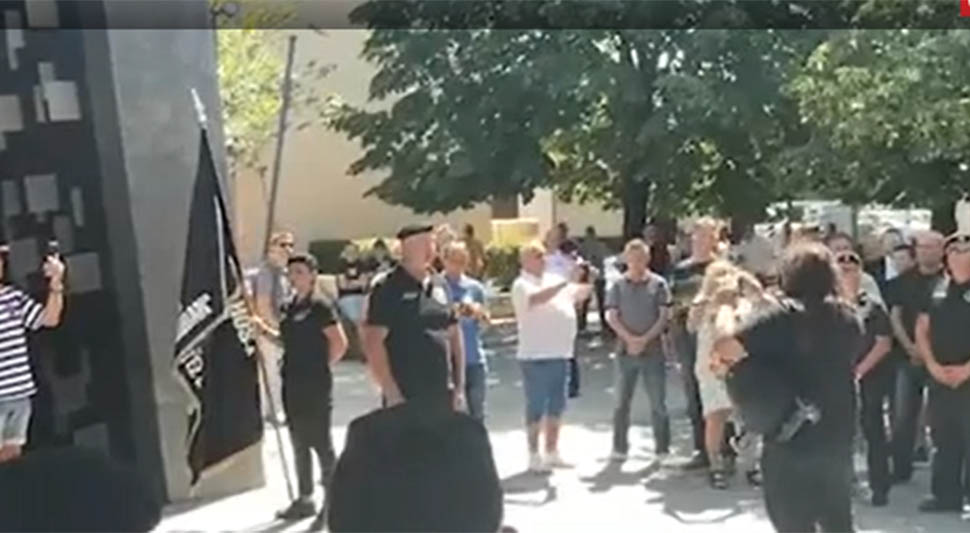 SRAMNO! HRVATSKA JOŠ JEDNOM POKAZALA FAŠISTIČKO LICE U Kninu uzvikivali "Za dom spremni", građani uzvratili aplauzom (VIDEO)