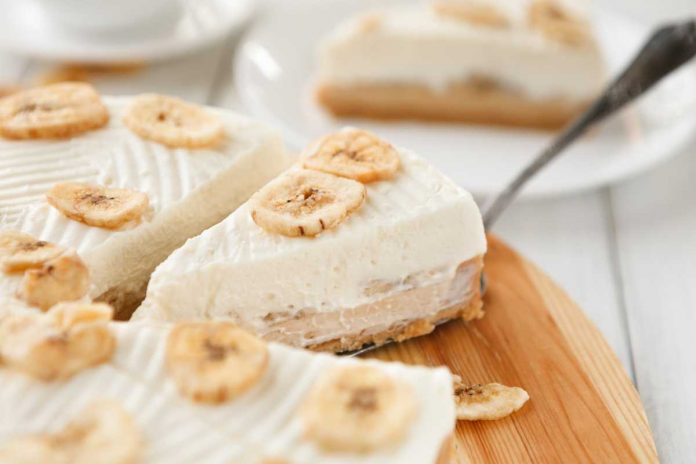 POSLASTICA BEZ MLIJEKA I JAJA Kolač sa bananama i keksom za koji vam ne treba rerna