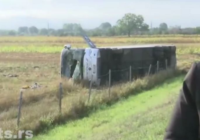 JEZIVA SAOBRAĆAJKA KOD LESKOVCA Prevrnuo se autobus na auto-putu, jedna osoba poginula, među povrijeđenima i dvoje djece