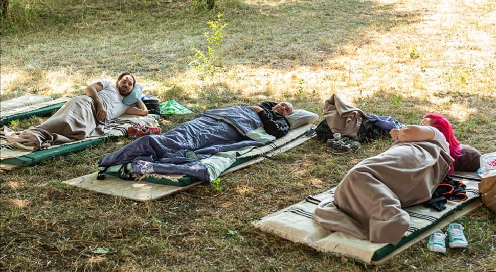 "NE PLANIRAMO DA USTANEMO" Takmičenje u izležavanju u Crnoj Gori ulazi u treću sedmicu: Osam učesnika leži više od 300 sati