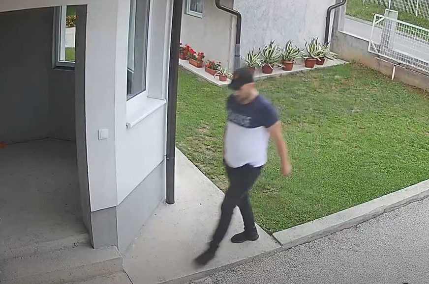 NESVAKIDAŠNJA KRAĐA KOD ILIJAŠA Dovezao se luksuznim mercedesom, ukrao papuče ispred kuće i otišao