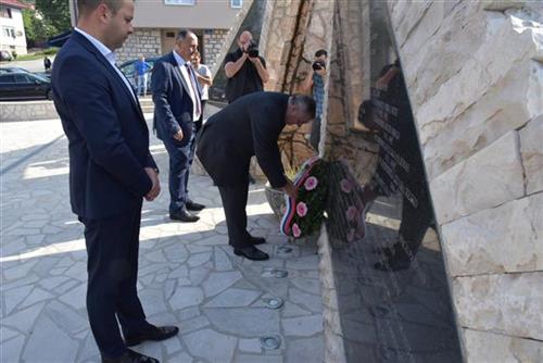 VIŠKOVIĆ U KALINOVIKU Položio vijenac na spomenik palim borcima Vojske Republike Srpske