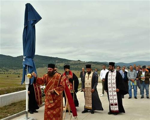 EPISKOP SERGIJE SLUŽIO PARASTOS Petrovačka cesta je put smrti, ali i put za vaskrsnuća