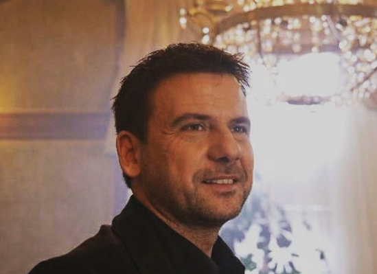 UHVAĆENI NA MORU Mikica Bojanić uživa sa porodicom, kada se skinuo jedan detalj privkao pažnju (VIDEO)