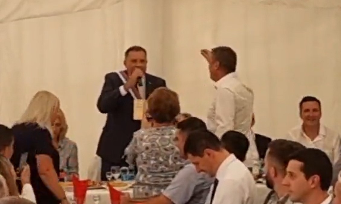 PRISUSTVOVAO OBILJEŽAVANJU KRSNE SLAVE CRKVE Nakon vjerskog dijela programa na Pofalićima Dodik zapjevao "Srpkinja me majka rodila" (VIDEO)
