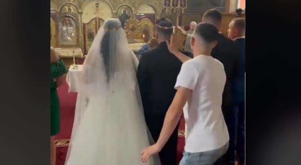 SKANDAL U CRKVI Prišao mladoženji iza leđa pa ga udario u glavu (VIDEO)