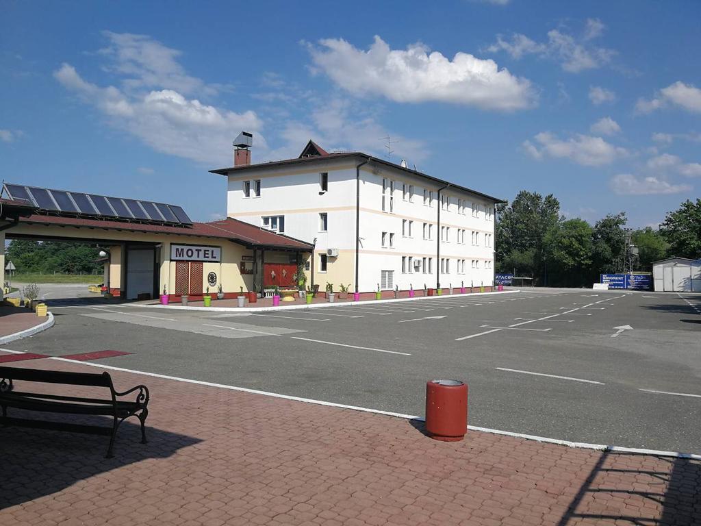 HAPŠENJE U TRNU Policija pretresa restoran "Jezero"