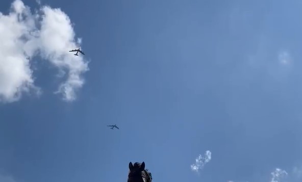 AMERIČKI AVIONI I BRITANSKI BOMBARDER NADLIJEĆU BALKANOM NATO alijansa odlučila da pošalje poruku (VIDEO)