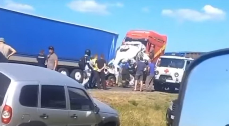 DVA KAMIONA SMRSKALA MINIBUS, OD SCENA SE ŽELUDAC PREVRĆE Kobna nesreća odnijela 15 života (VIDEO)