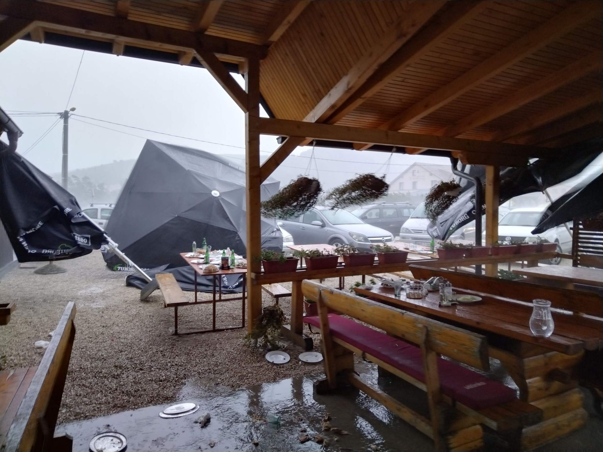 APOKALIPTIČNE SCENE NA MANJAČI Vjetar nosi sve pred sobom, lomi šatore, baca stvari sa stolova... Ugostitelji spašavaju šta se spasiti da (FOTO/VIDEO))