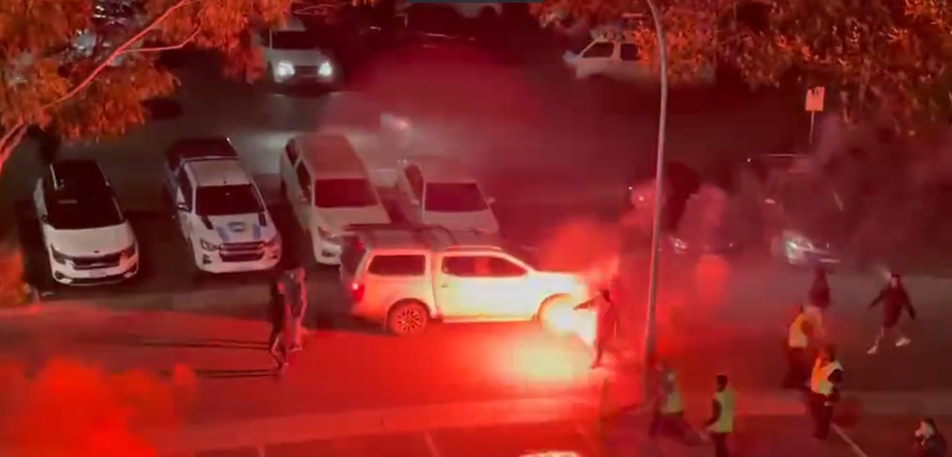 HAOS U AUSTRALIJI Žestok nered huligana: Letjele baklje i kamenje, a onda uslijedila žestoka tuča (VIDEO)