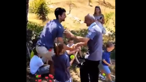 NOVAK ĐOKOVIĆ SE IGRAO SA DJECOM U jednom momentu prišao mu stariji čovjek i poljubio ga kao najrođenijeg  (VIDEO)