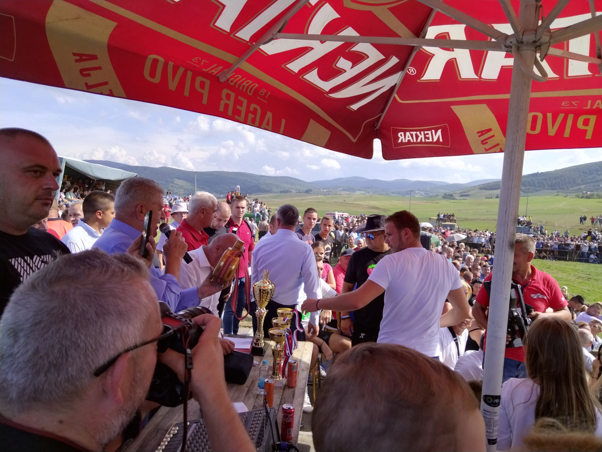 DRAŠKO NUDIO RAKIJU IZ PLOSKE Svima je jedan detalj zapao za oko (FOTO)
