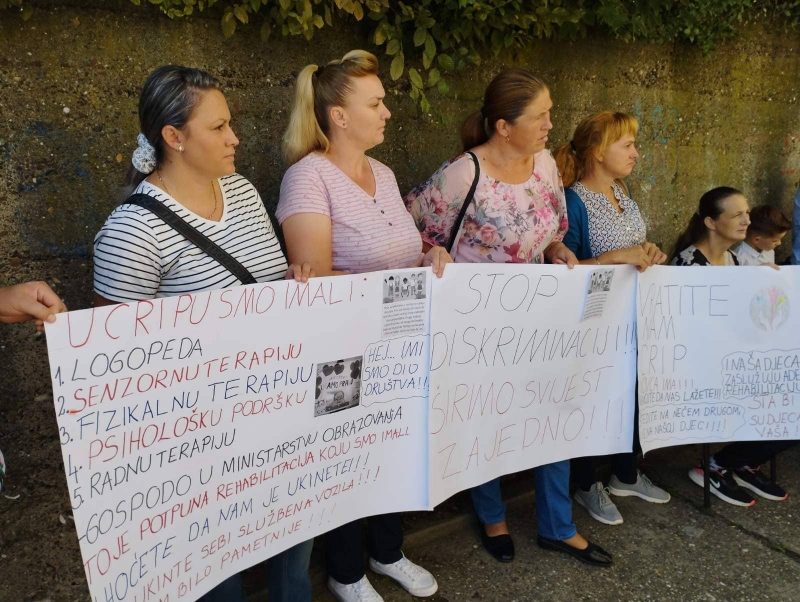 PROTEST ISPRED CRIP-a Vapaj ogorčenih roditelja djece sa posebnim potrebama