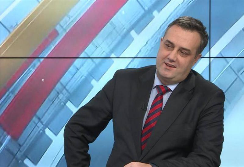 DELEGAT U DOMU NARODA IZAZVAO UDES Romantičar Sarajlić kupovao cvijeće, pa udario u drugo vozilo