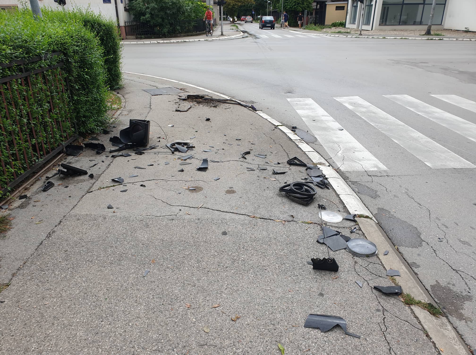 NESVAKIDAŠNJI PRIZOR U BANJALUČKOJ ULICI Krš i lom na sve strane, polomljen semafor, isčupani kablovi! Svi se pitaju šta se dogodilo (FOTO)