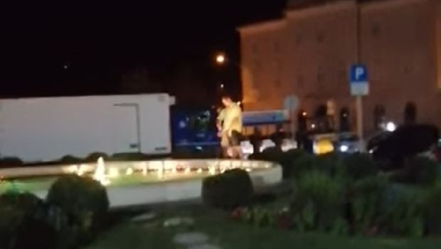 ODVRATAN PRIZOR IZ SPLITA ZGROZIO SVE Muškarac bez imalo srama urinirao u fontanu (VIDEO)