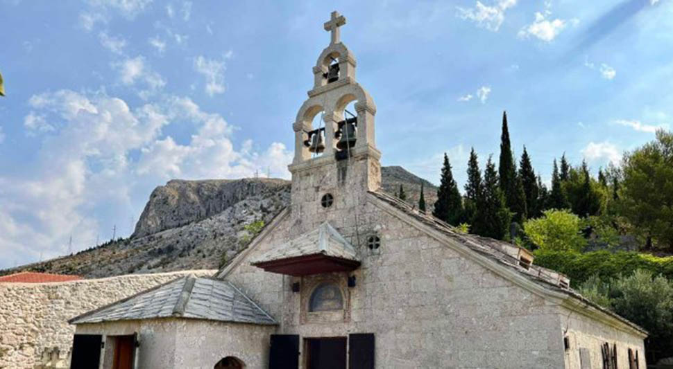 OSKRNAVILI OLTAR I OPLJAČKALI CRKVU Vandalski napad na Staru crkvu u Mostaru, sveštenik zatekao užasan prizor