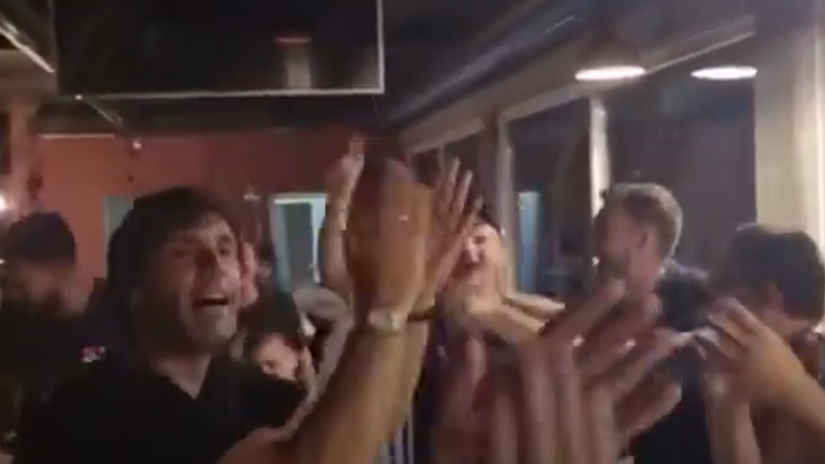 "JEDNOGA DANA ŽALIĆE MNOGI" Teodosić pjeva prilagođenu verziju starog hita na oproštajnoj žurci (VIDEO)