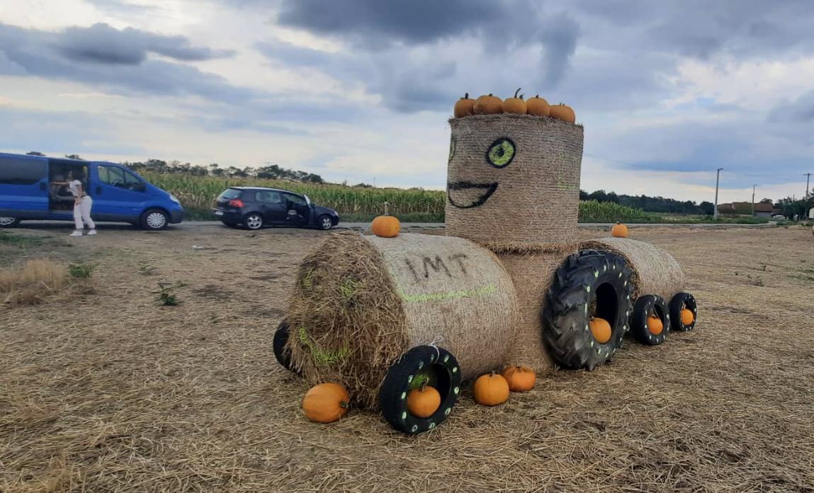 NEOBIČAN TRAKTOR U POLJU KOD BIJELJINE Prolaznici u čudu! Zaustavljaju automobile i uzimaju telefone u ruke (FOTO)