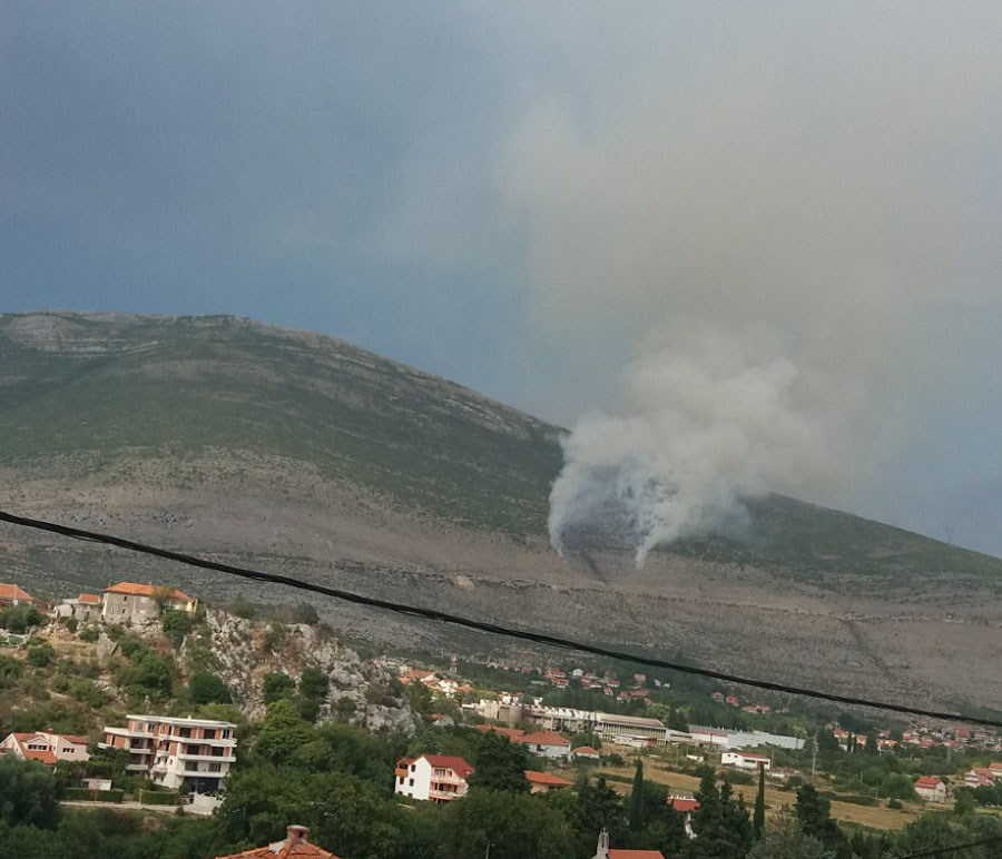 POŽAR IZNAD TREBINJA Udar groma zapalio brdo