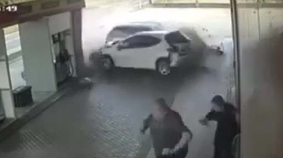 MOMENAT NEPAŽNJE UGROZIO ŽIVOTE Kamera snimila sudar kod Prnjavora (VIDEO)