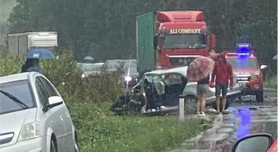 TEŽAK UDES U TEŠNJU Vozač škode iz Čelinca povrijeđen u sudaru s teretnjakom Oružanih snaga BiH
