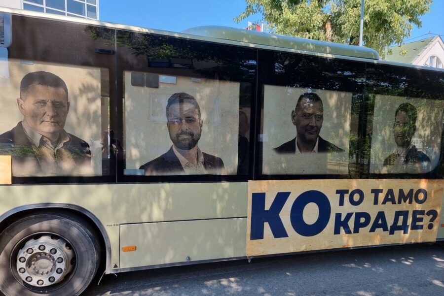 STANIVUKOVIĆ PARKIRAO AUTOBUS "KO TO TAMO KRADE" ISPRED GO SNSD Gradonačelnik: "Pogledajte ko nas pustoši i pljačka"; Kovačević: Stanivukoviću, treba da te bude stid i sramota