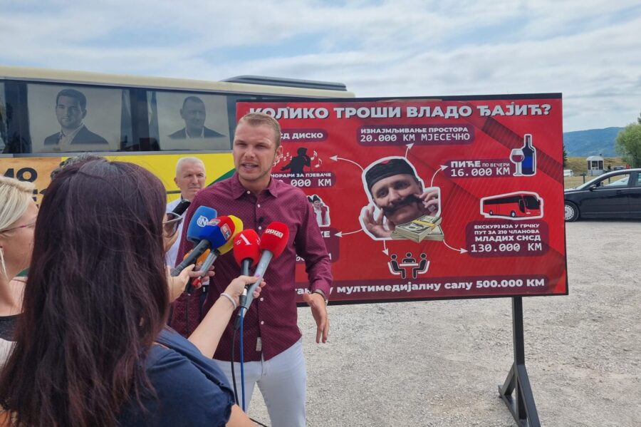 STANIVUKOVIĆ PARKIRAO AUTOBUS "KO TO TAMO KRADE" ISPRED UKC-a Odakle Đajiću milion KM za zabavni program u prostorijama SNSD-a?
