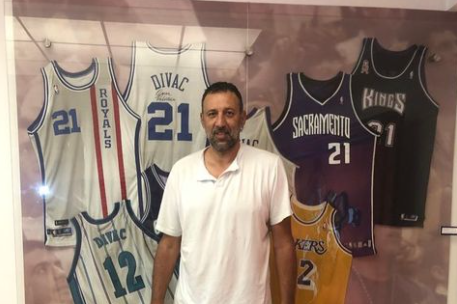 (FOTO) UPUTILI SE U EGINU Vlade Divac vozi suprugu na biciklu do manastira Svetog Nektarija