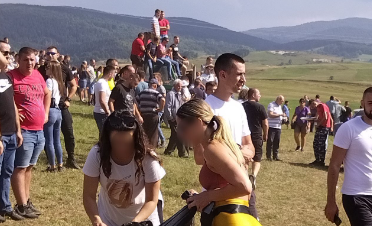 JEDNA DAMA ZASIJALA NA MANJAČI  "Kipi" u žutim tajicama i uskoj top majici - žena više otkrila nego sakrila, a muški dio posjetilaca ne skida oči s nje (FOTO)