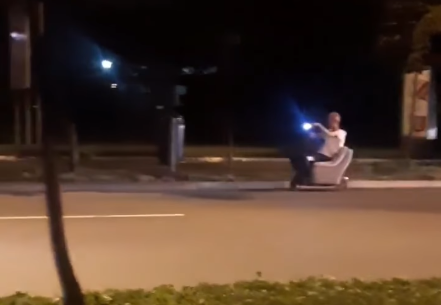 ZA RUBRIKU - SAMO U BiH Mladić ulicama Zenice provozao "unapređenu verziju" električnog trotineta (VIDEO)
