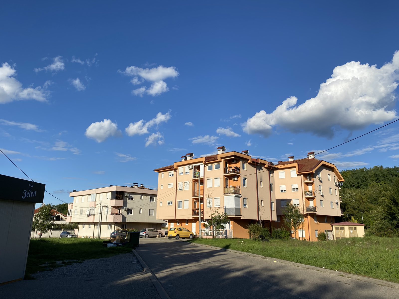STRAH VLADA BANJALUČKIM NASELJEM STARČEVICA Muškarac od balkona napravio "čeku" i nišani na djecu i komšije: Mirno čekamo Cetinje, svaki dan je agonija (FOTO/VIDEO)