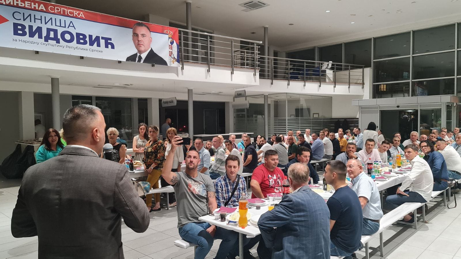 POSLODAVAC KOJEM SU RADNICI PORODICA! Siniša Vidović organizovao druženje sa zaposlenima: „Kada ste vi uz mene, samo nebo je granica“ (FOTO)