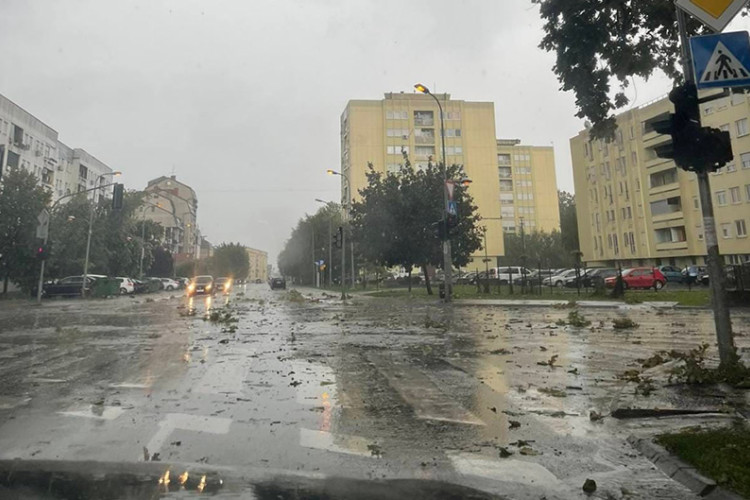 VJETAR I KIŠA NOSILI SVE PRED SOBOM Snažno nevrijeme protutnjalo Gradiškom