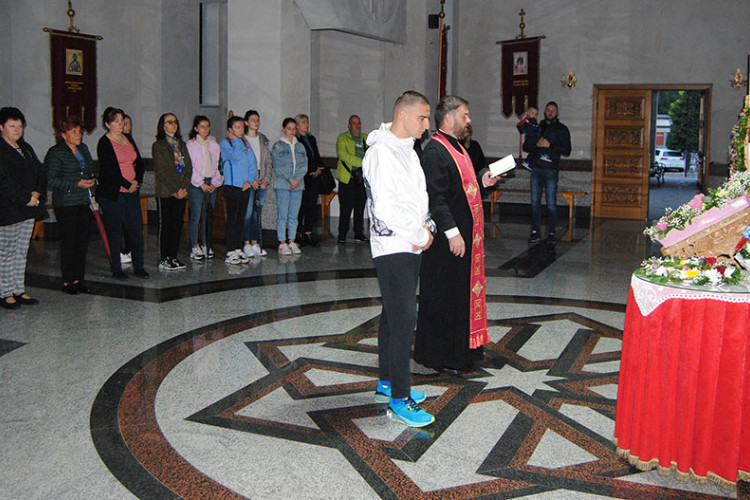 ZA ZDRAVLJE SINA KRENUO PJEŠKE PUT HILANDARA Zvorničanin Predrag Subotić pošao na veliki pohod do čuvene pravoslavne svetinje