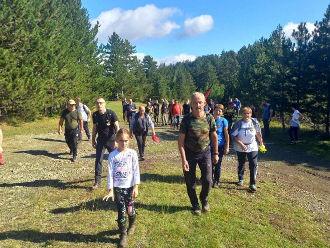 10 KILOMETARA PREŠLA BEZ PAUZE Najmlađa učesnica marša "Stazom egzodusa" je djevojčica Sara