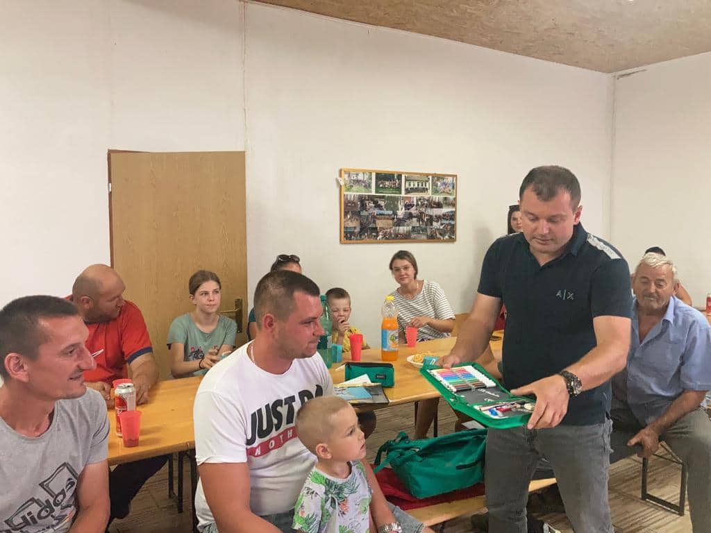 TREĆI PUT JE PUT BUDUĆNOSTI NAŠE DJECE Brdar darovao kompletan školski pribor za 45 učenika iz Čitluka i Strigove (FOTO)
