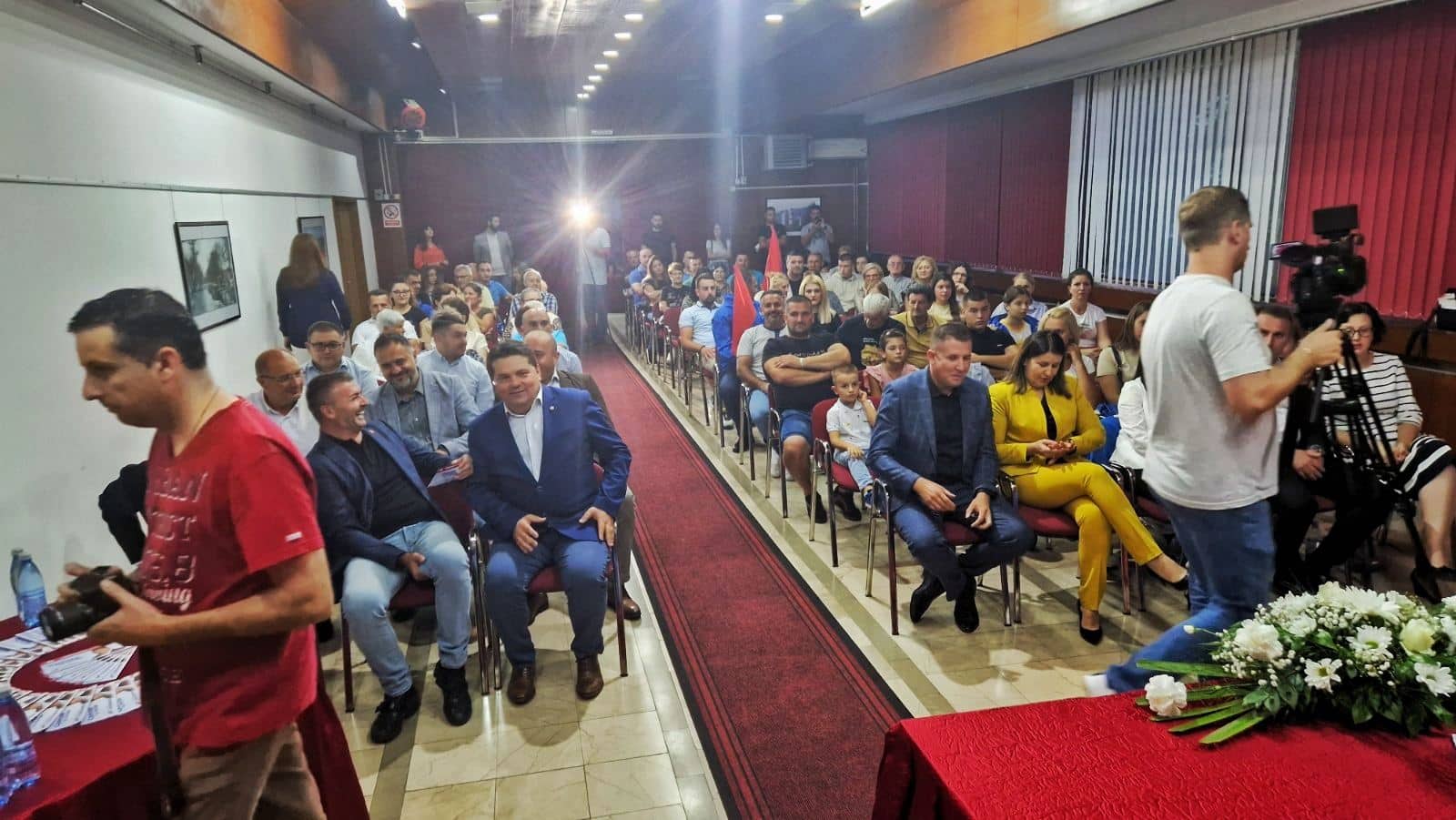 "MALI GRADOVI SU ČUVARI SRPSKE" Dr Stevandić iz Dervente poručio: Dodali smo plavu boju na svaki trg u RS