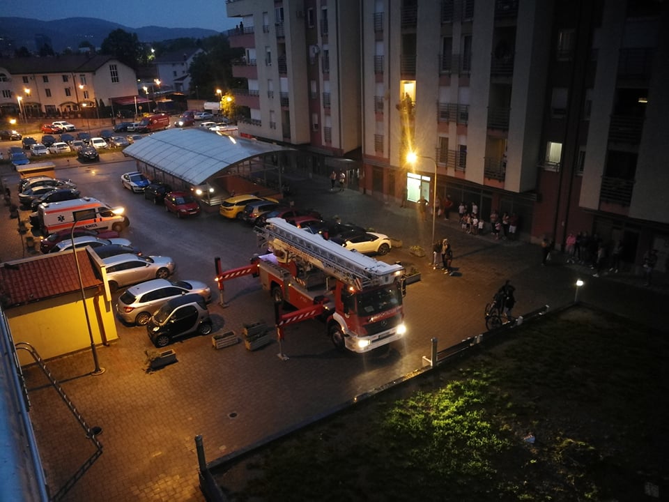 INCIDENT U BANJALUČKOM NASELJU LAZAREVO Vatrogasci na terenu, građani zabrinuti izašli na ulicu (VIDEO)