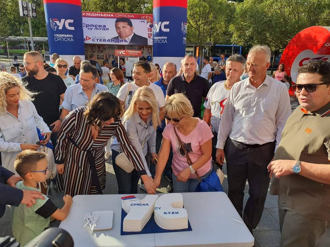 UJEDINJENA SRPSKA ORGANIZOVALA "SLATKI DAN" Mjerenje šećera i pritiska, kafa i kolači sa Stevandićem i ostalim kandidatima (FOTO)