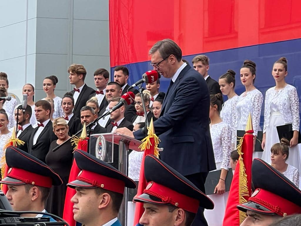 VUČIĆ U BIJELJINI NAGLO PREKINUO GOVOR "Pošaljite doktora u publiku"